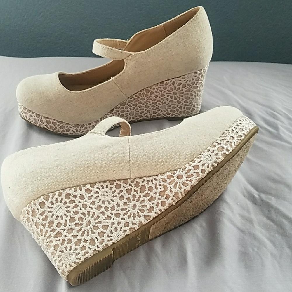 cream color wedges very cute for spring